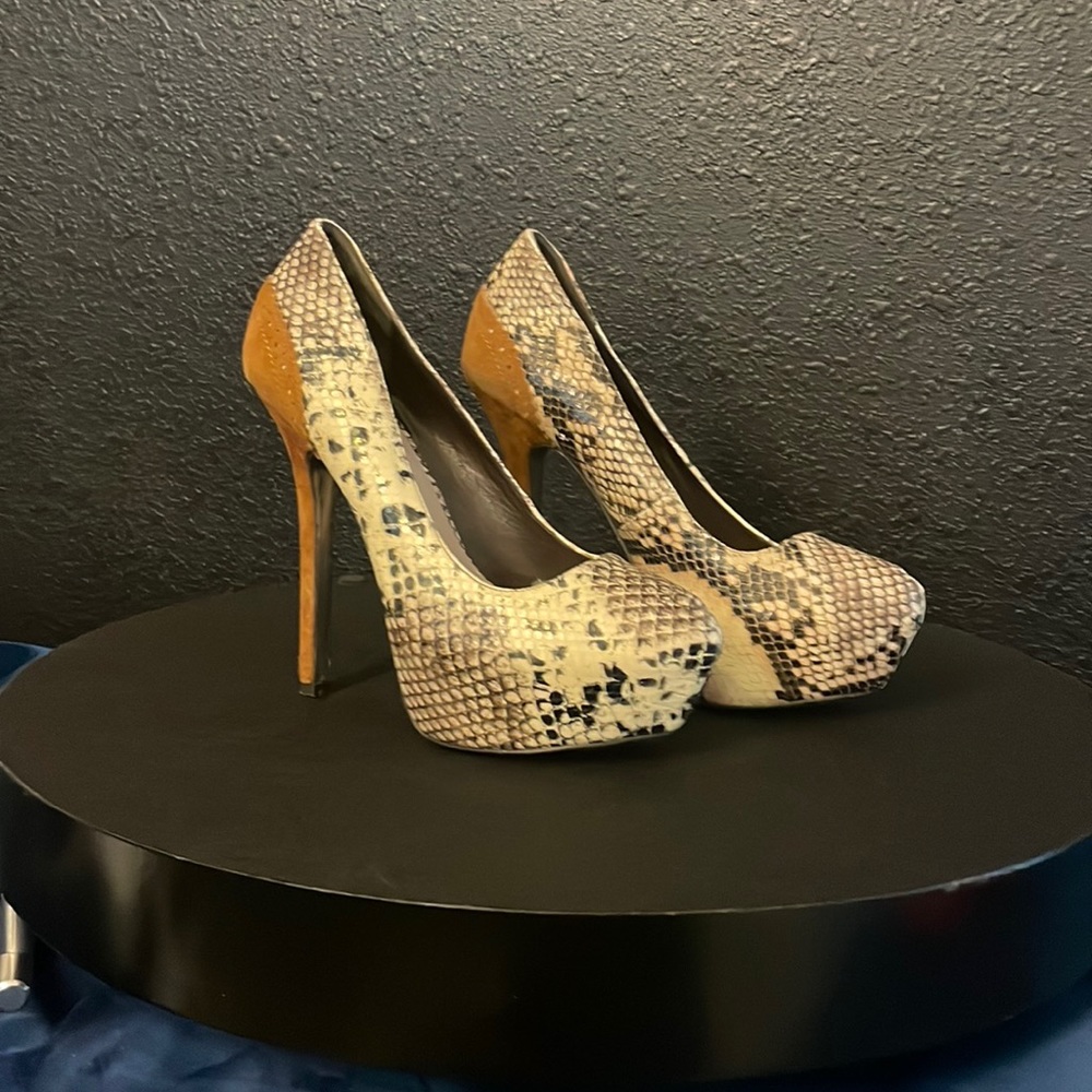 Faux snake skin/ suede “H” by Halston pumps!